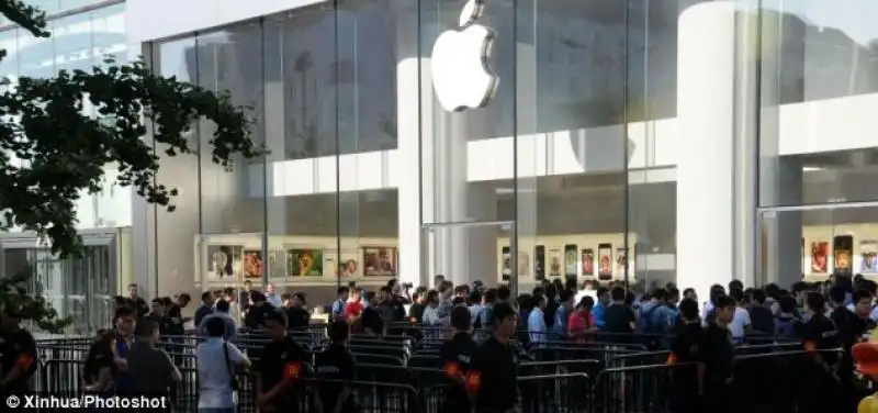 FILA AGLI APPLE STORE PER I NUOVI IPHONE - PECHINO