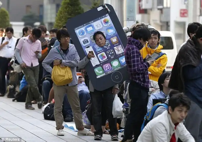 FILA AGLI APPLE STORE PER I NUOVI IPHONE - TOKIO