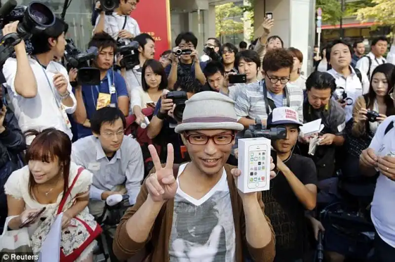 FILA AGLI APPLE STORE PER I NUOVI IPHONE - TOKIO