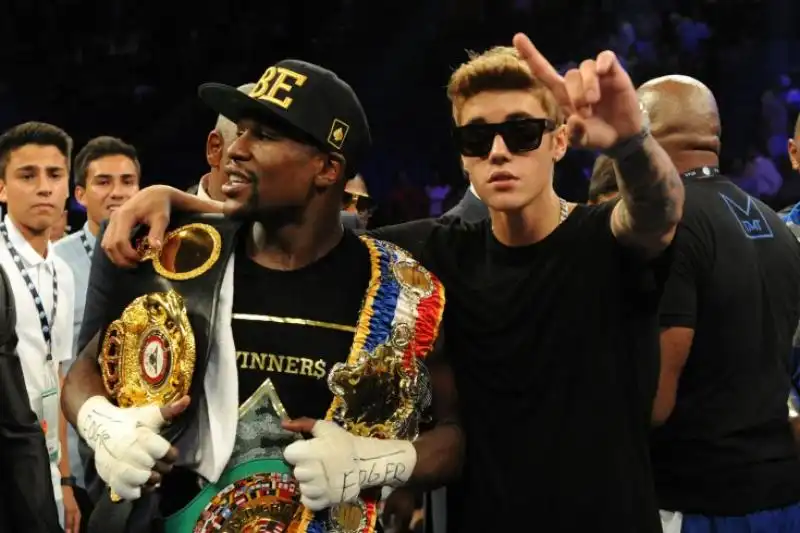 FLOYD MAYWEATHER FESTEGGIA A LAS VEGAS LA VITTORIA CONTRO SAUL ALVAREZ INSIEME A JUSTIN BIEBER 