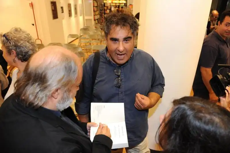 Giusti autografa il libro a Lallo 