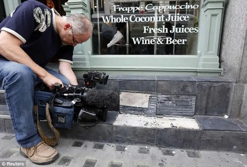 UN GRADINO DANNEGGIATO DAI RIFLESSI DEL GRATTACIELO WALKIE TALKIE A LONDRA 