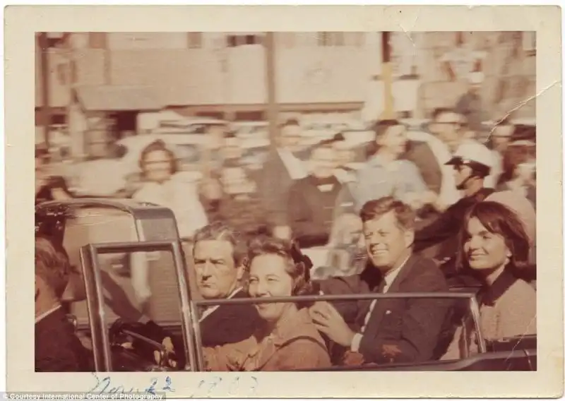 JOHN F KENNEDY E LA MOGLIE JACQUELINE SULLA LIMOUSINE PRESIDENZIALE A DALLAS POCO PRIMA DELLA MORTE DEL PRESIDENTE 