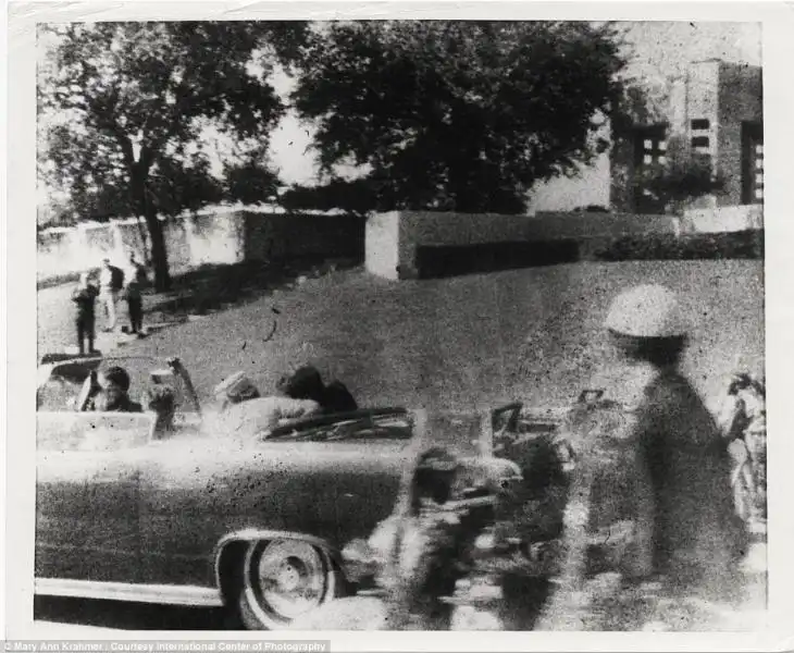 JOHN F KENNEDY SULLA LIMOUSINE POCHI ISTANTI PRIMA DI ESSERE UCCISO 