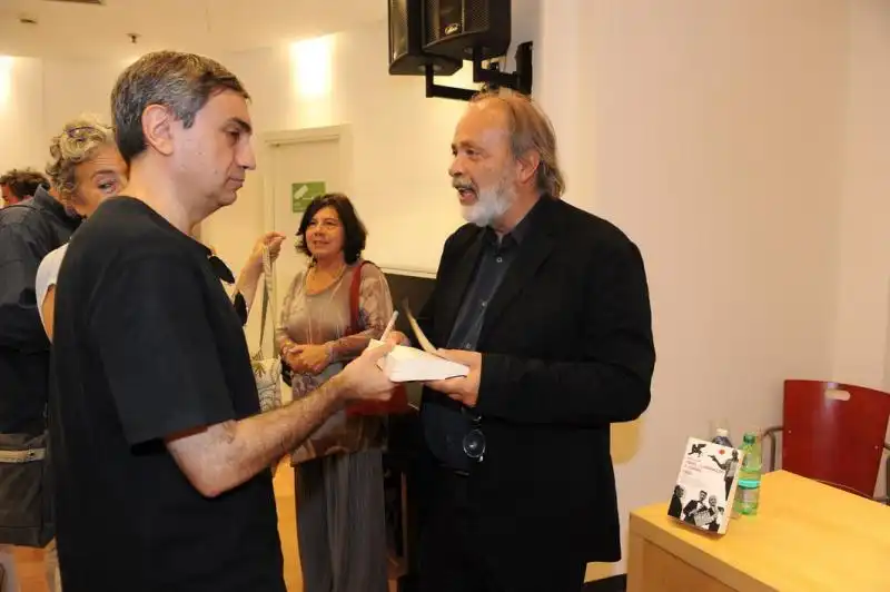 Marco Giusti autografa il libro presentato 