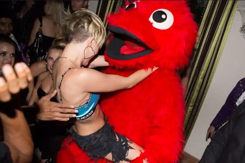 MILEY CYRUS CON PUPAZZO ROSSO TIPO GABIBBO 