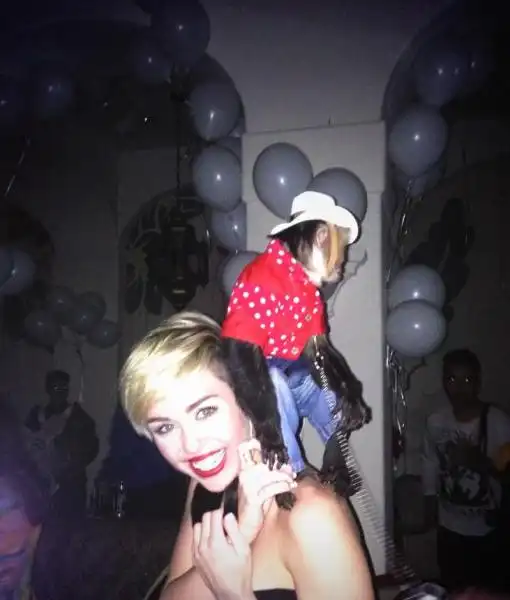 MILEY CYRUS CON UNA SCIMMIETTA 