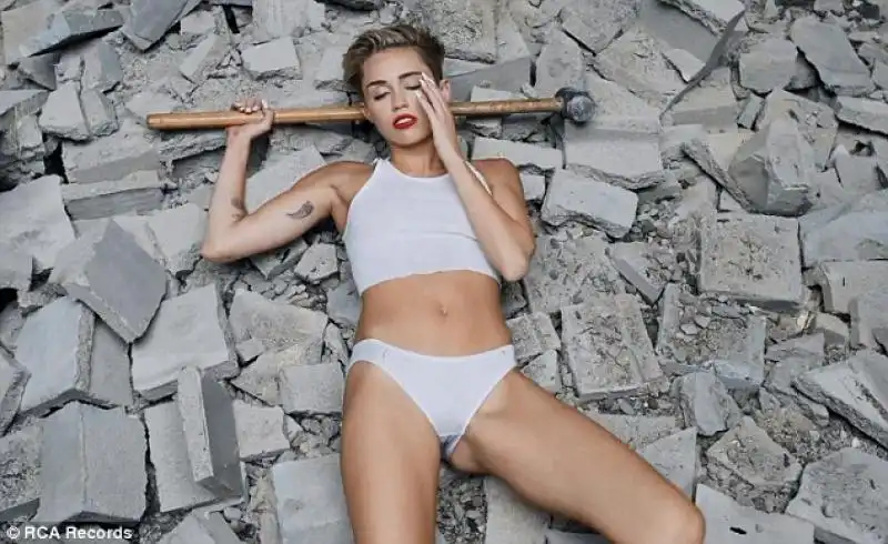 MILEY CYRUS WRECKING BALL 