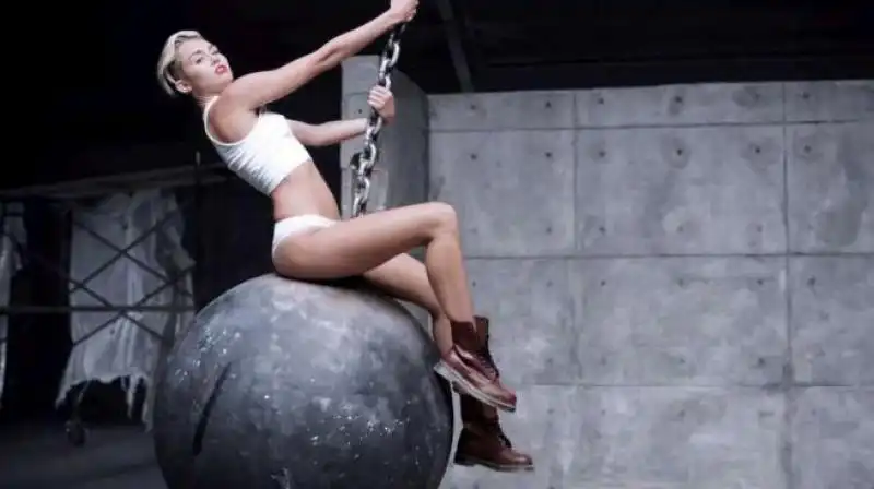 MILEY CYRUS WRECKING BALL 