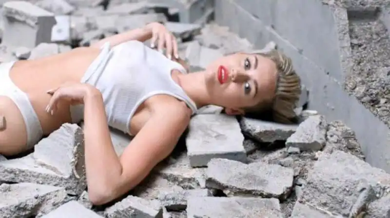 MILEY CYRUS WRECKING BALL 