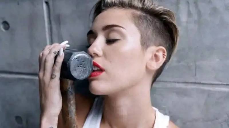 MILEY CYRUS WRECKING BALL 