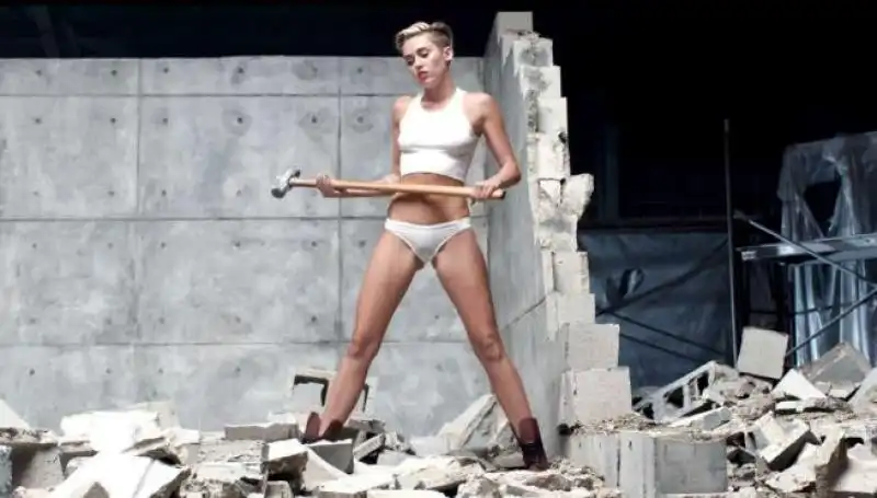 MILEY CYRUS WRECKING BALL 