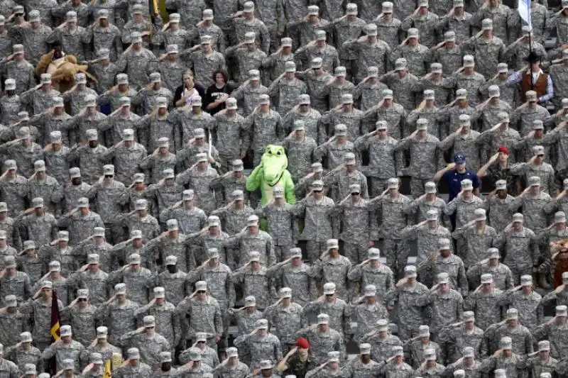 MILITARI CANTANO INNO NAZIONALE CON MASCOTTE A PARTITA DI FOOTBALL 