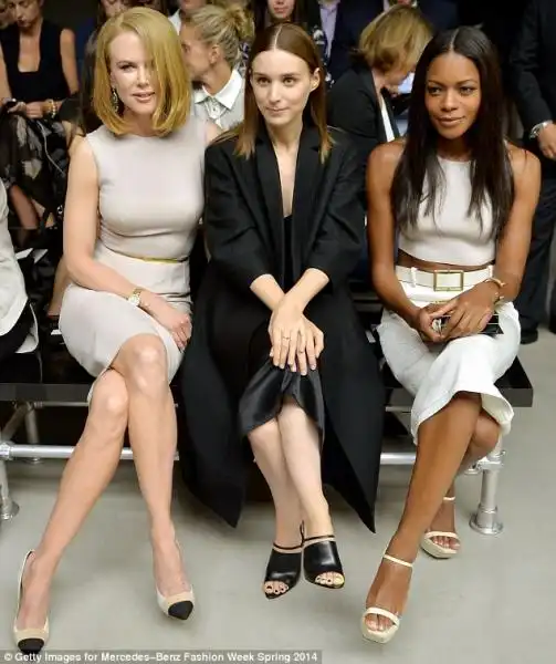 NICOLE KIDMAN AL CALVIN KLEIN SHOW CON LE ATTRICI ROONEY MARA E NAOMIE HARRIS 