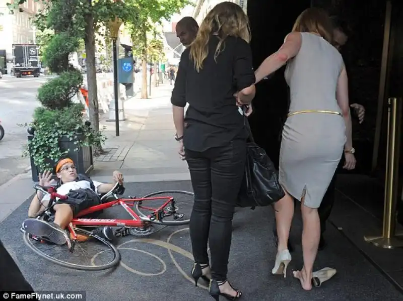 NICOLE KIDMAN INVESTITA DA PAPARAZZO IN BICI A NEW YORK 