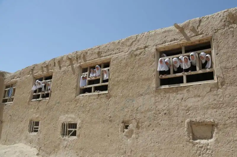 PRIMO GIORNO DI SCUOLA PER LE BAMBINE AFGHANE 