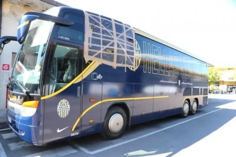 PULLMAN DEL VERONA PRESO A SASSATE A ROMA