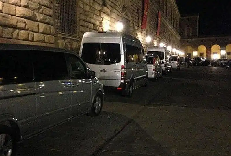 PULMINI IN ATTESA PER LA FESTA A PALAZZO PITTI DI AZIMUT 