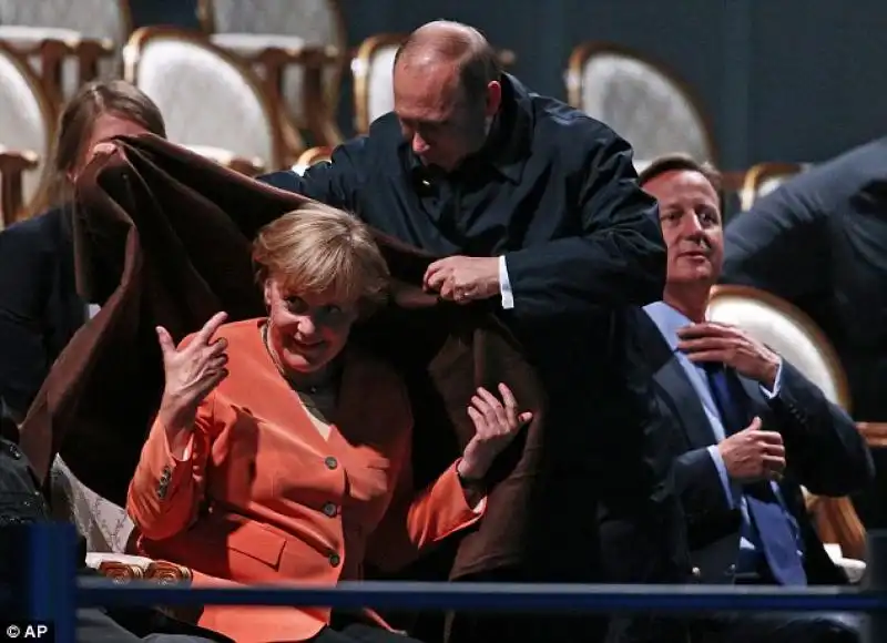 PUTIN COPRE LA MERKEL AL PARTY G AL PALAZZO COSTANTINO DI SAN PIETROBURGO 