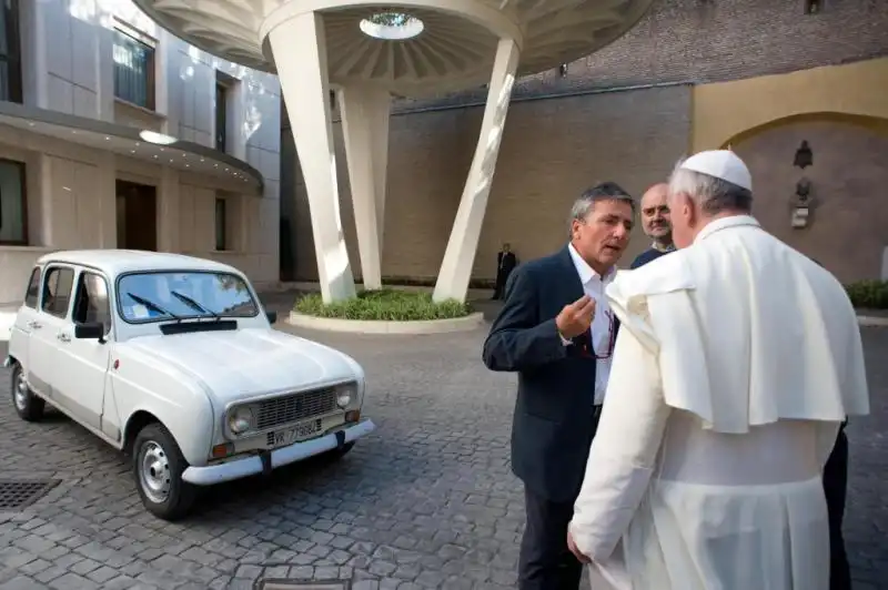 LA RENAULT QUATTRO DI DON ZOCCA REGALATA AL PAPA FRANCESCO BERGOGLIO 