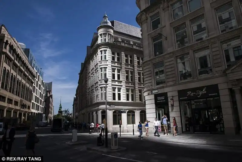 I RIFLESSI DEL GRATTACIELO WALKIE TALKIE A LONDRA 