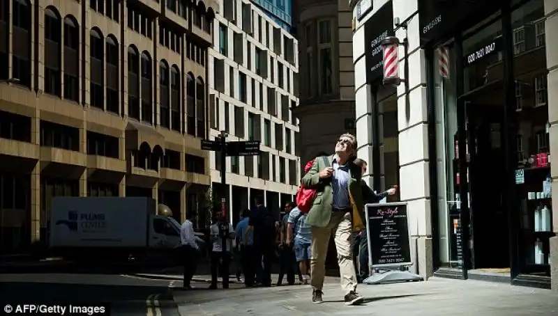 I RIFLESSI DEL GRATTACIELO WALKIE TALKIE A LONDRA 