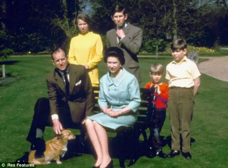 RITRATTO DELLA FAMIGLIA REALE INGLESE CON CORGI 