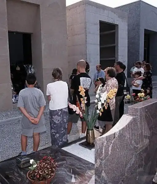 LA SALMA DI LUCIO BATTISTI VIENE PORTATA VIA DAL CIMITERO DI MOLTENO