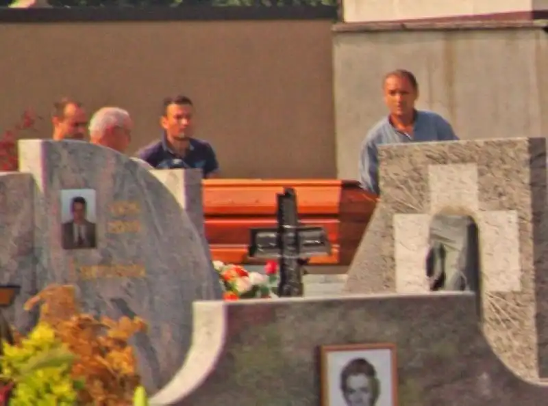 LA SALMA DI LUCIO BATTISTI VIENE PORTATA VIA DAL CIMITERO DI MOLTENO