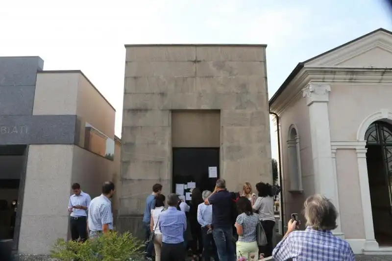 LA SALMA DI LUCIO BATTISTI VIENE PORTATA VIA DAL CIMITERO DI MOLTENO