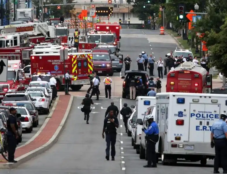 SPARATORIA NEL NAVY YARD DI WASHINGTON 