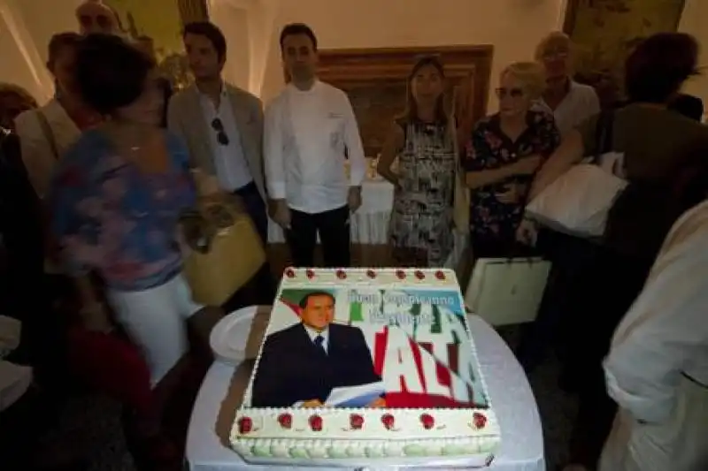 TORTA DI COMPLEANNO PER BERLUSCONI NITTO PALMA CARFAGNA 