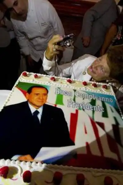 TORTA DI COMPLEANNO PER BERLUSCONI NITTO PALMA CARFAGNA 