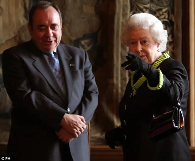 alex salmond leader del snp e la regina elisabetta ii 