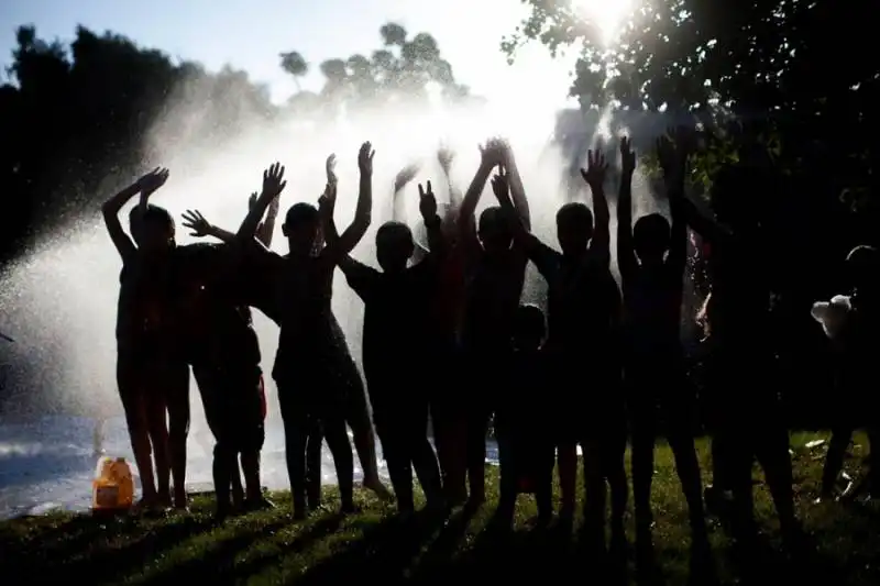 bambini israeliani giocano con l'acqua