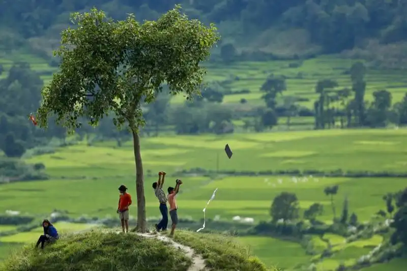 bambini nepalesi fanno volare un aquilone