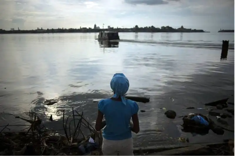 donna cubana pratica un rito magico a cuba