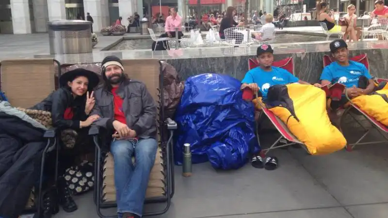 i primi in fila per il nuovo iphone 6 all apple store di new york  