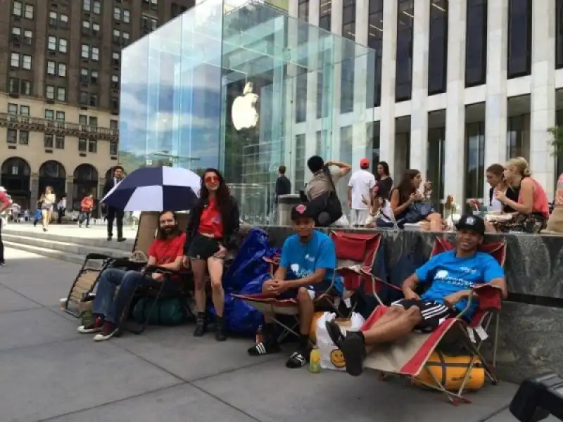 i primi in fila per il nuovo iphone 6 all apple store di new york