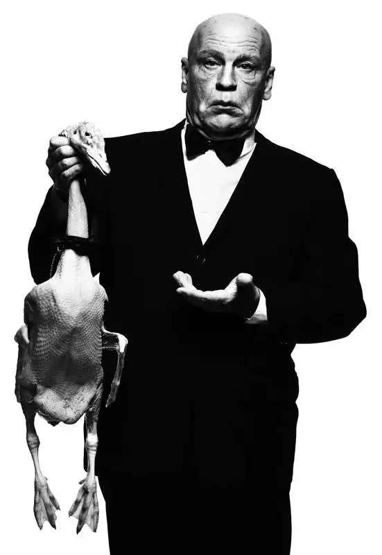 jonh malkovich interpreta albert watson : alfred hitchcock with goose  foto di sandro miller