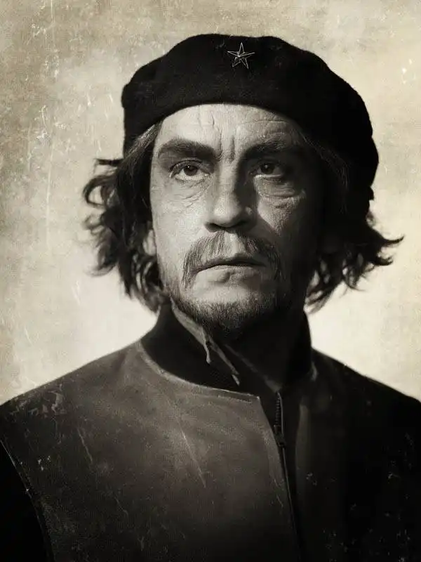 jonh malkovich interpreta alberto korda : che guevara foto di sandro miller