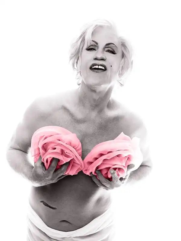 jonh malkovich interpreta bert stern : marilyn in pink roses foto di sandro miller