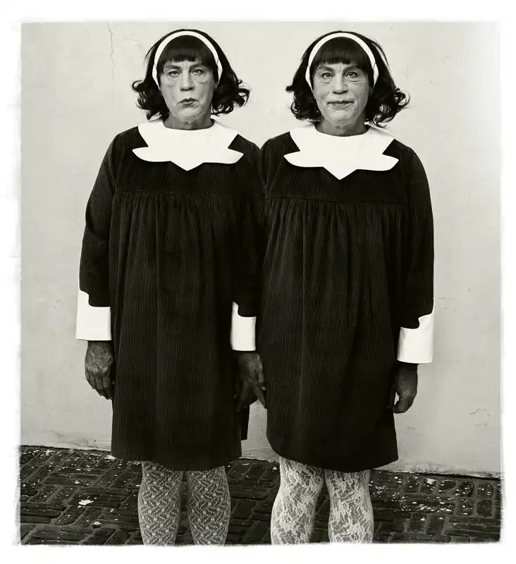 jonh malkovich interpreta diane arbus : identical twins foto di sandro miller