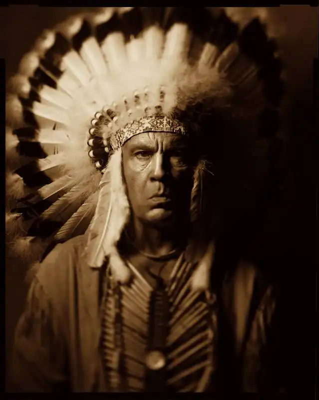 jonh malkovich interpreta edward sheriff curtis : three horses foto di sandro miller