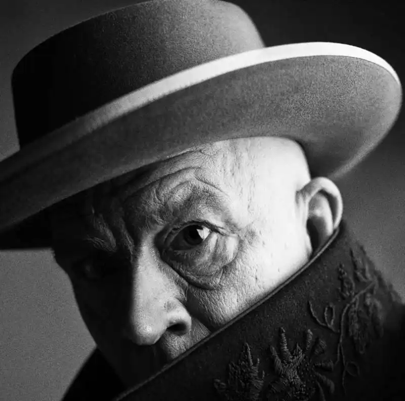 jonh malkovich interpreta irving penn : pablo picasso, cannes foto di sandro miller