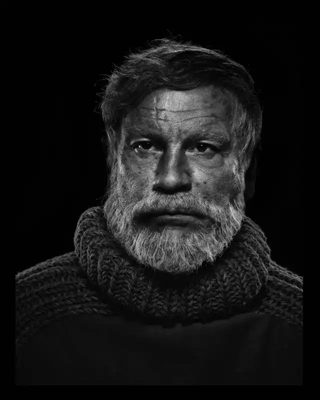 jonh malkovich interpreta yousuf karsh : ernest hemingway foto di sandro miller