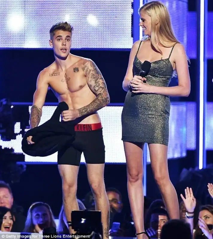 justin bieber si spoglia ai fashion rocks 5