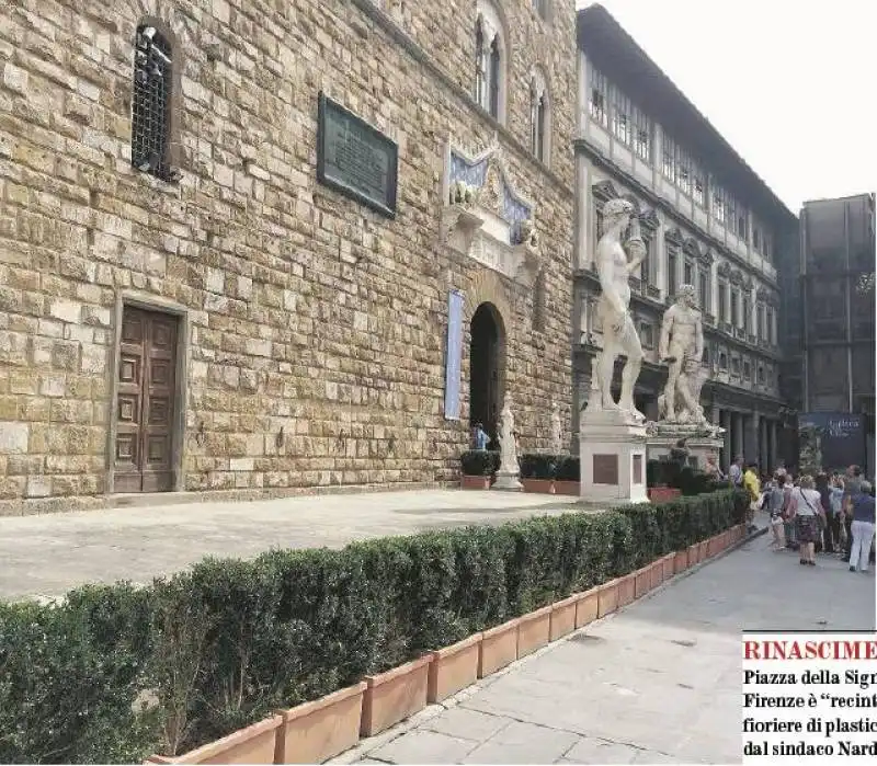 LE FIORIERE DI PLASTICA IN PIAZZA DELLA SIGNORIA