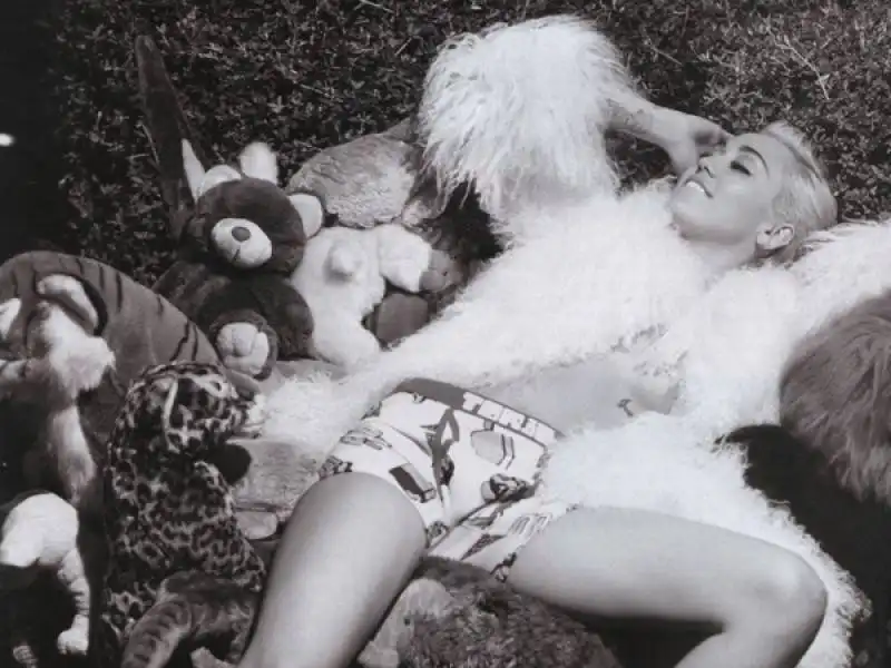 miley cyrus by karl lagerfeld per v magazine 3