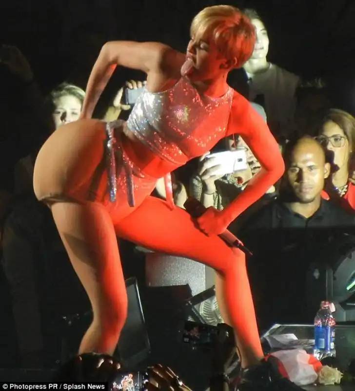 miley cyrus twerking con un culone finto 1